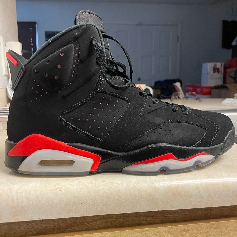 JORDAN 6 RETRO WORN TWICE W ORIGINAL BOX. SIZE 12.